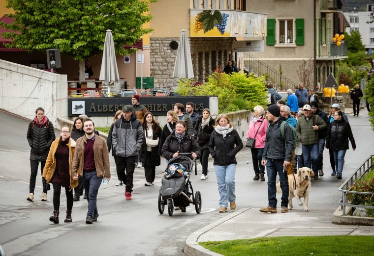 Gemeinsam durch das Dorf
